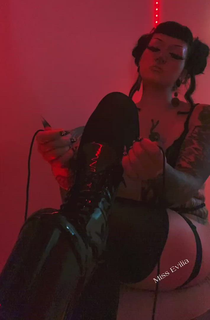 Domme porn video with onlyfans model Emilia <strong>@missevilia</strong>