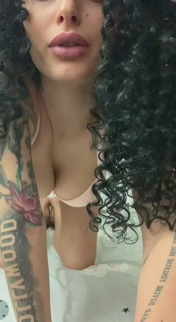 Curly Hair porn video with onlyfans model FayeLove <strong>@itgirlfayefree</strong>