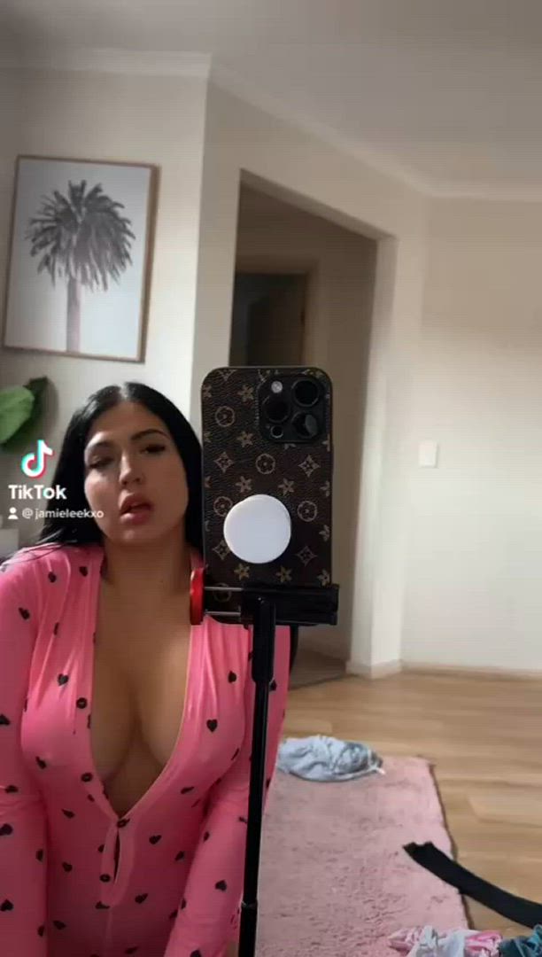 Big Tits porn video with onlyfans model jamieleeking <strong>@action</strong>