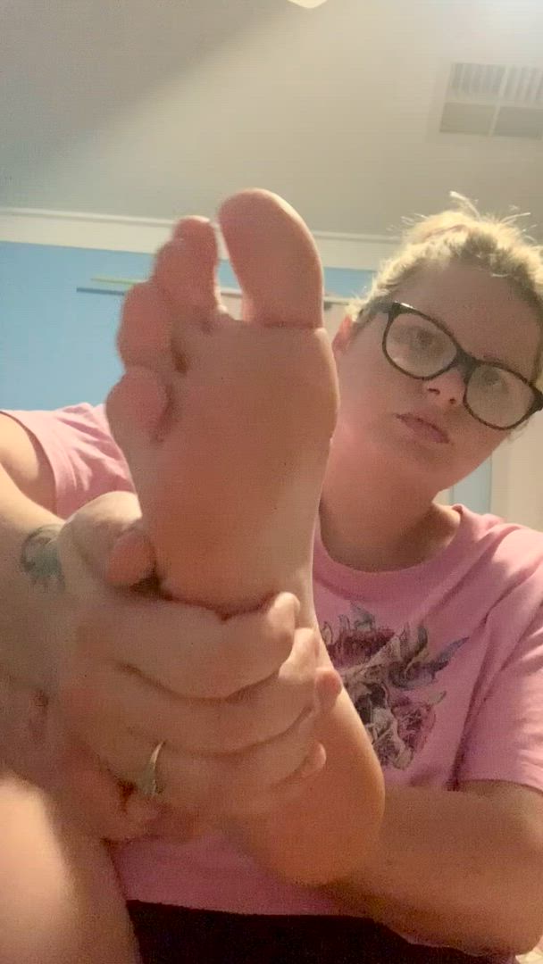 Feet porn video with onlyfans model kayveeautumn <strong>@kayveeautumn</strong>