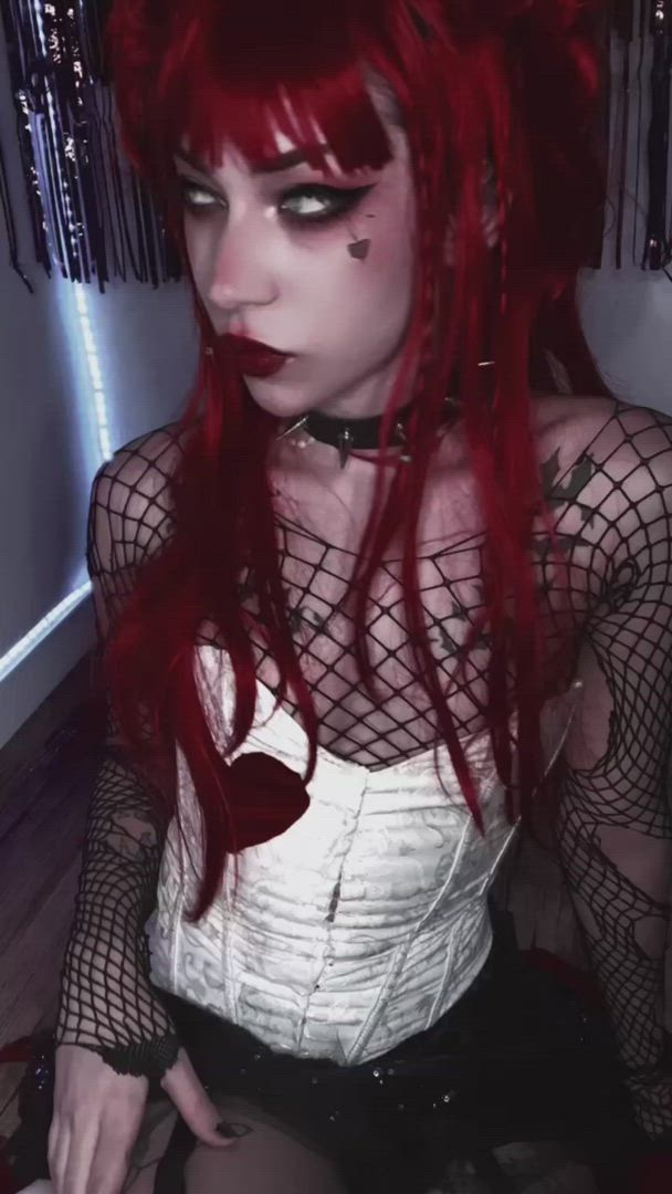 Goth porn video with onlyfans model Layla <strong>@ripmyheartout</strong>