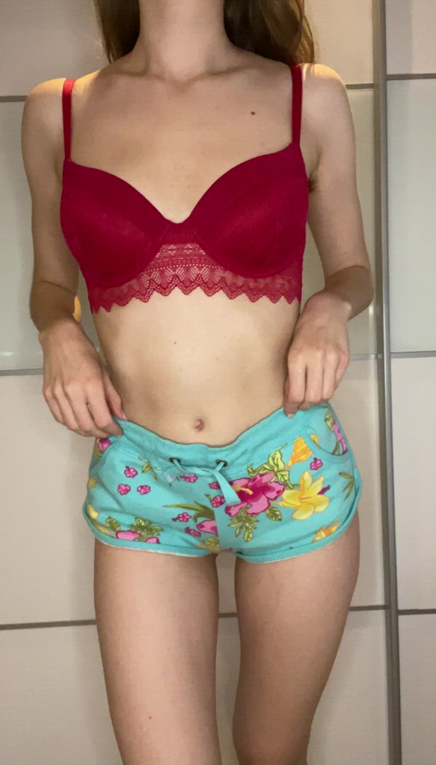 Shorts porn video with onlyfans model LovelyLeticia <strong>@lovelyleticiia</strong>
