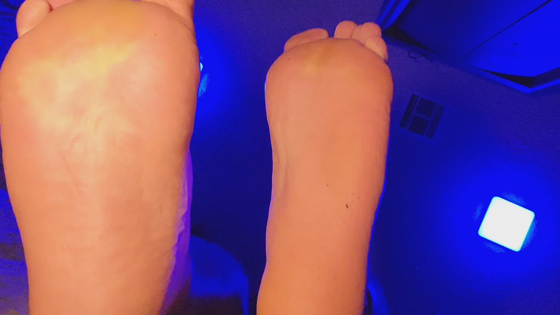 Feet porn video with onlyfans model BigFeetSize14 <strong>@bigfeetsize14</strong>
