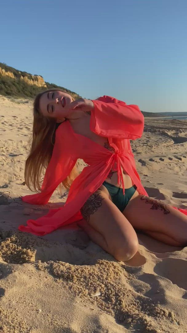 Beach porn video with onlyfans model daradararum <strong>@daradararum</strong>