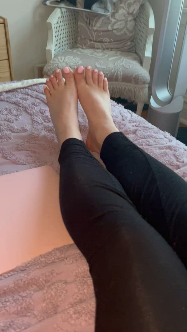 Feet porn video with onlyfans model myporcelaintoes <strong>@myporcelaintoes</strong>