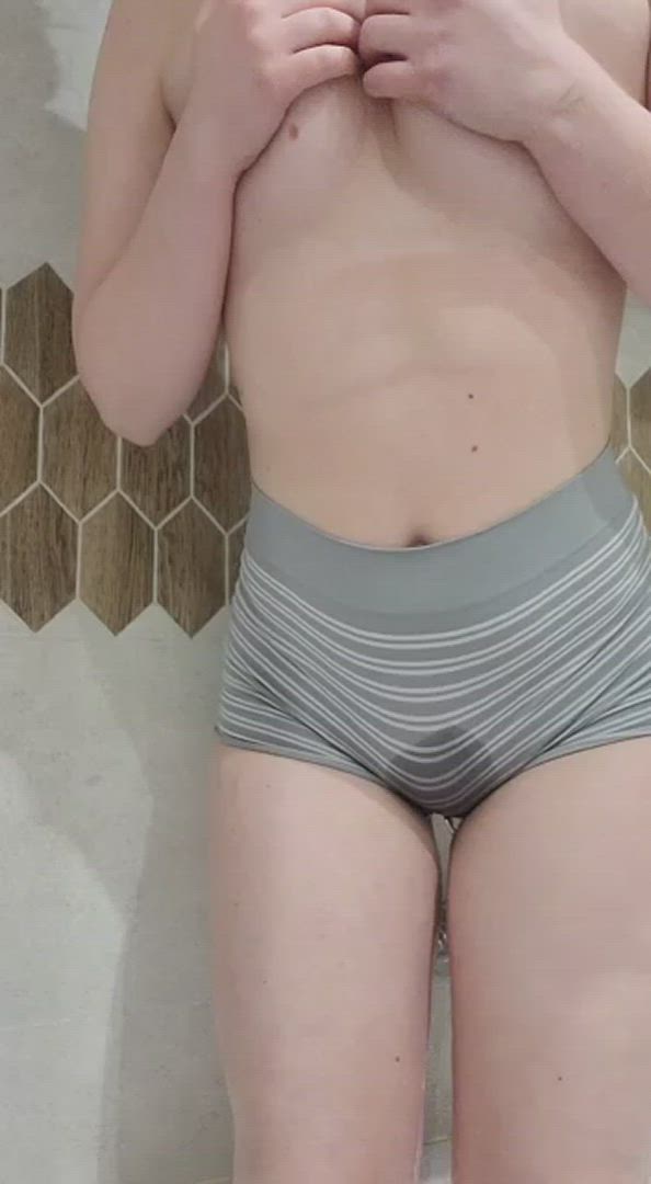 Pee porn video with onlyfans model romashley <strong>@romashley</strong>