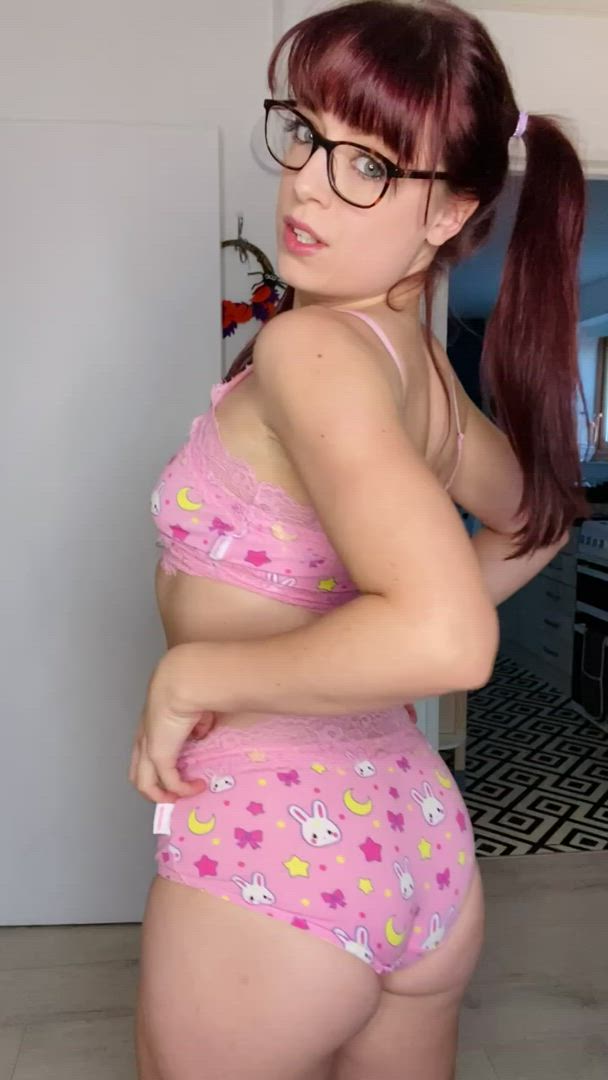 Ass porn video with onlyfans model PeachyandCream29 <strong>@x_peachyandcream_x</strong>