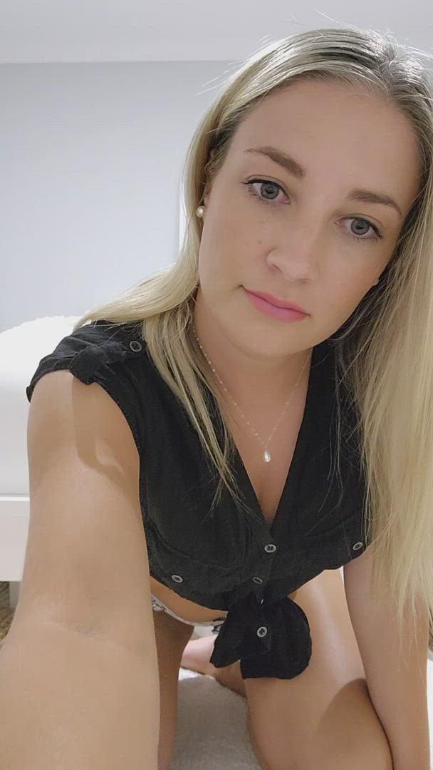 Amateur porn video with onlyfans model Petite Aussie MILF <strong>@ellyfans69</strong>