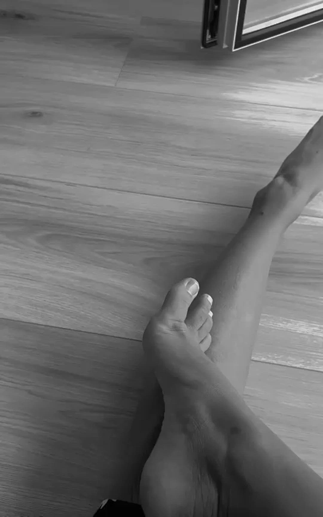 Feet porn video with onlyfans model SimmyBenoliel <strong>@simmybenoliel</strong>