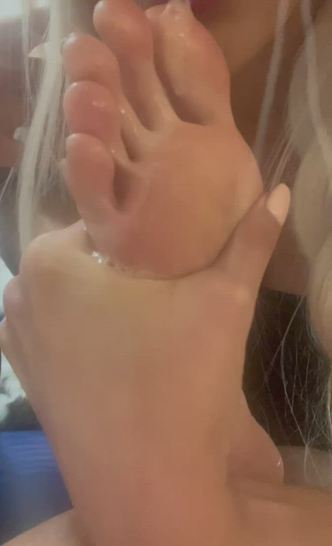 Feet porn video with onlyfans model Solear <strong>@solear98</strong>