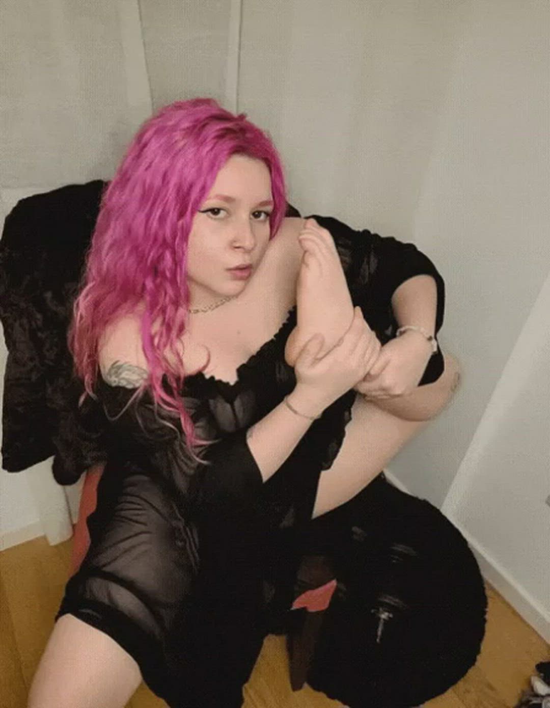 Feet porn video with onlyfans model xmistresslilithx <strong>@xmistresslilithx</strong>