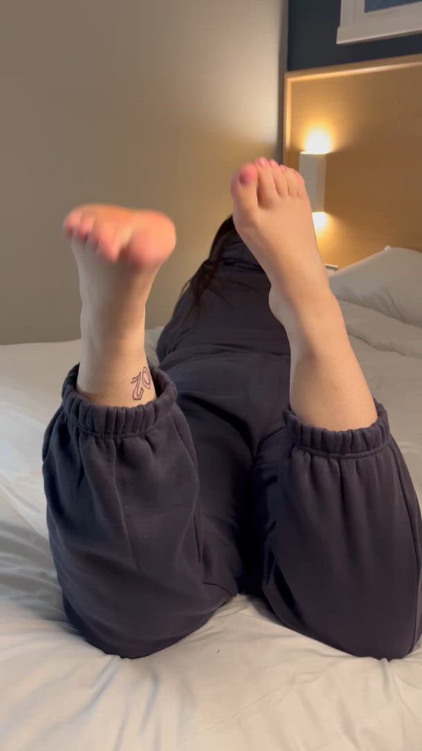 Feet porn video with onlyfans model isabellablaze <strong>@isabellablaze</strong>