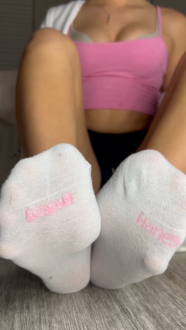 Foot Fetish porn video with onlyfans model ariafeets <strong>@ariafeets</strong>