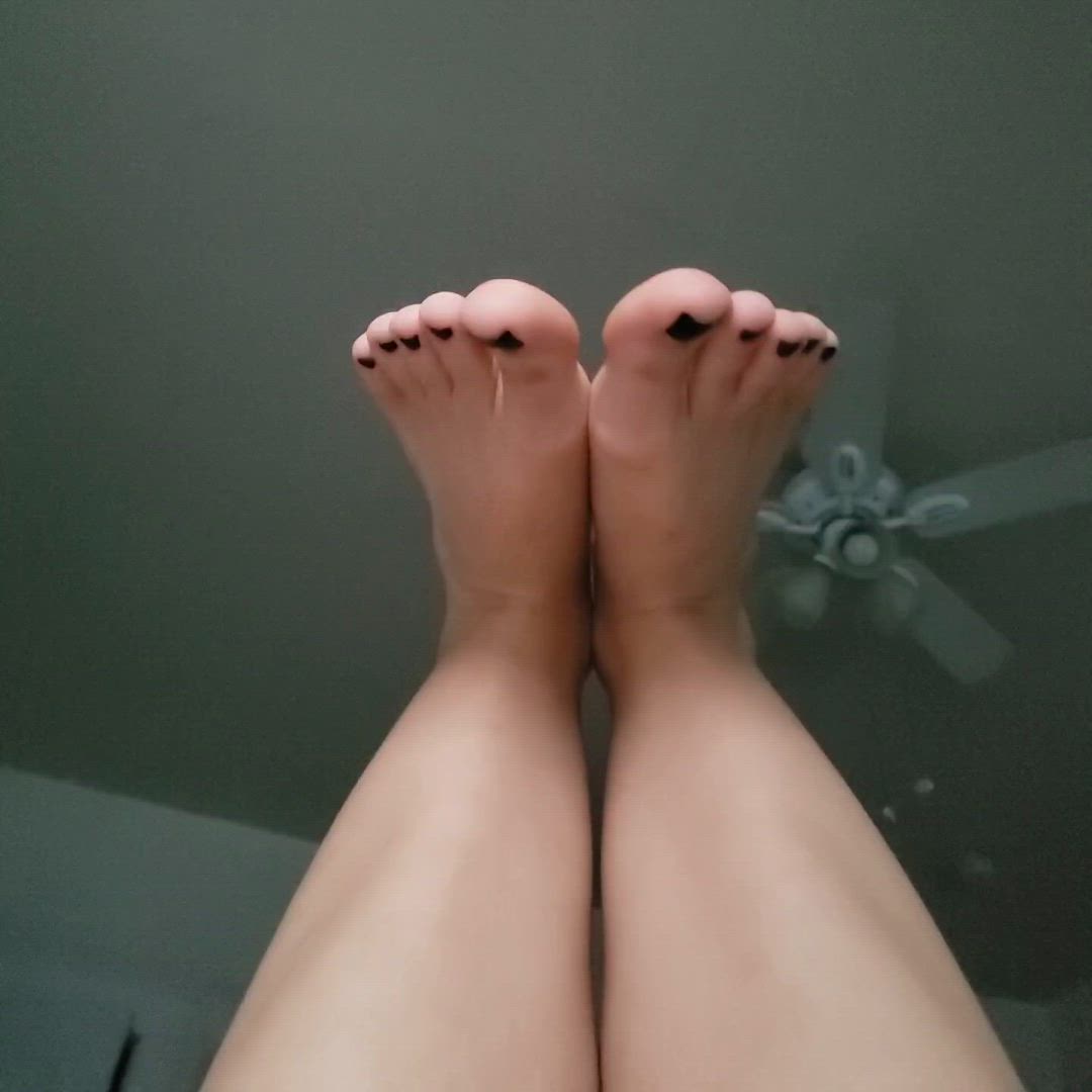 Foot Fetish porn video with onlyfans model horny4art <strong>@artsyfeet</strong>