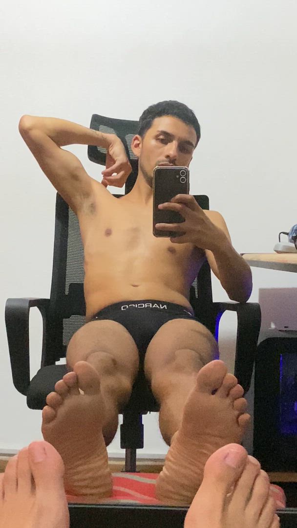 Feet porn video with onlyfans model pauloxxx <strong>@paulolatin</strong>