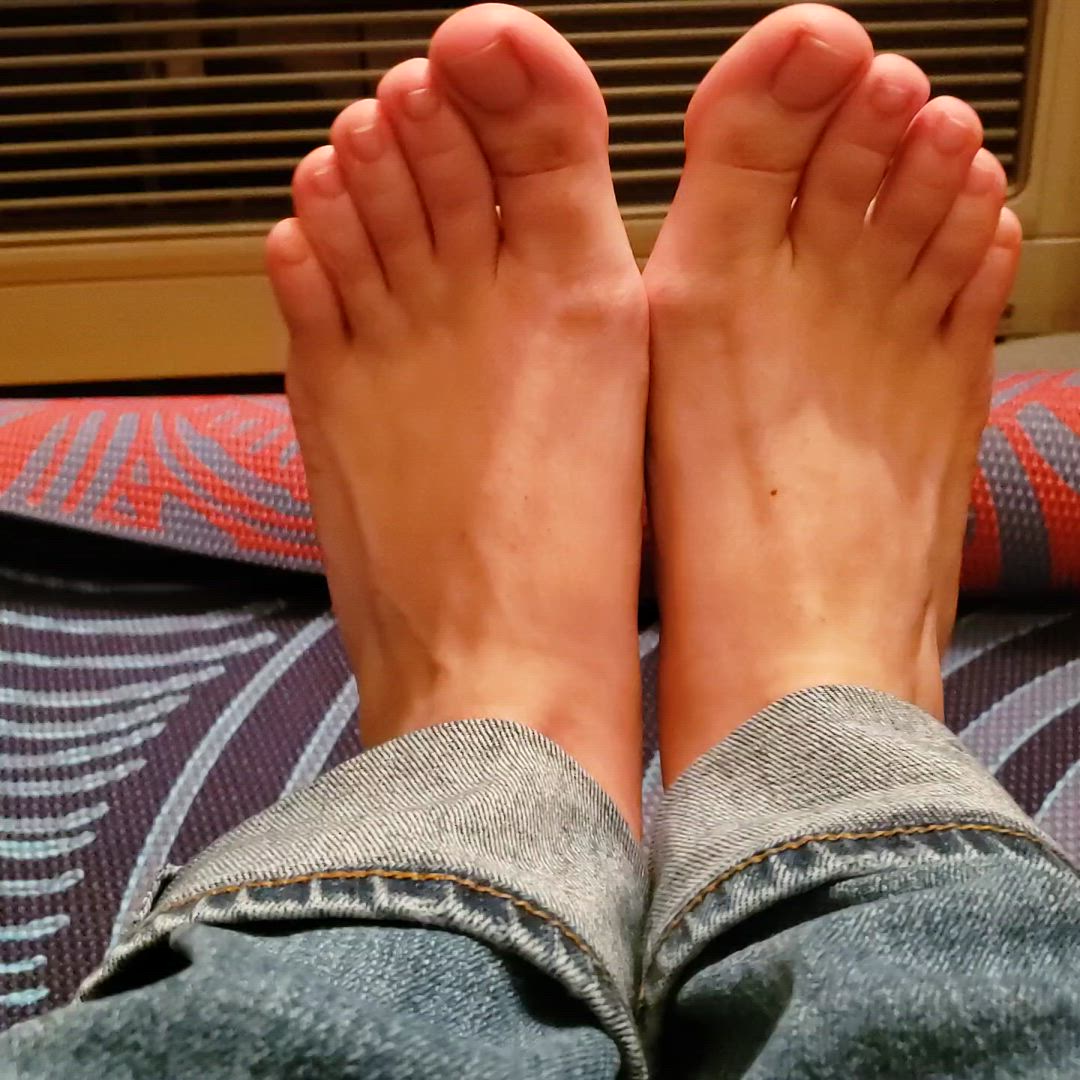 Feet porn video with onlyfans model horny4art <strong>@artsyfeet</strong>