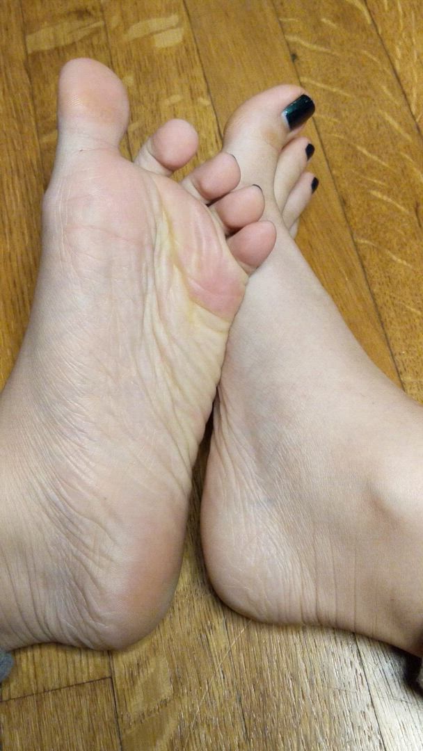 Feet porn video with onlyfans model horny4art <strong>@artsyfeet</strong>