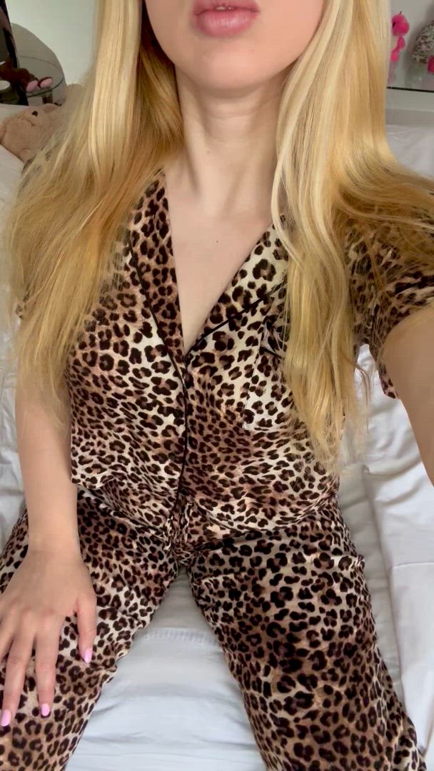 Teen porn video with onlyfans model cherrycharms <strong>@cherrycharms</strong>